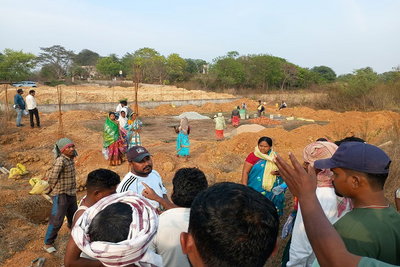 हितकू में सरकारी रास्ते के घेराबंदी का विरोध, दो पक्षों में तनाव का माहौल