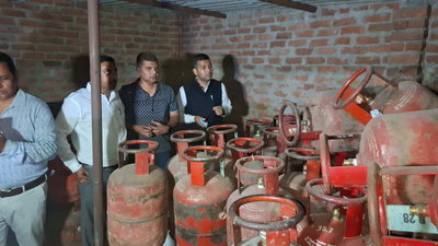 रांची में गैस सिलेंडर की कालाबाजारी का खुलासा, 265 सिलेंडर जब्त