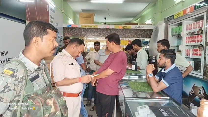 Jamtara News :  मोबाइल दुकान में सेंधमारी कर लाखों की चोरी, जांच में जुटी पुलिस