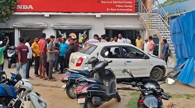 Saraikela News :  तेज रफ्तार कार अनियंत्रित होकर होंडा शोरूम में घुसी, युवक ने भागकर बचाई जान