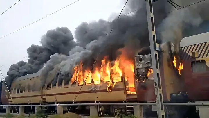 सासाराम-पटना फास्ट पैसेंजर ट्रेन के एक कोच में लगी आग, स्टेशन पर मची अफरा-तफरी