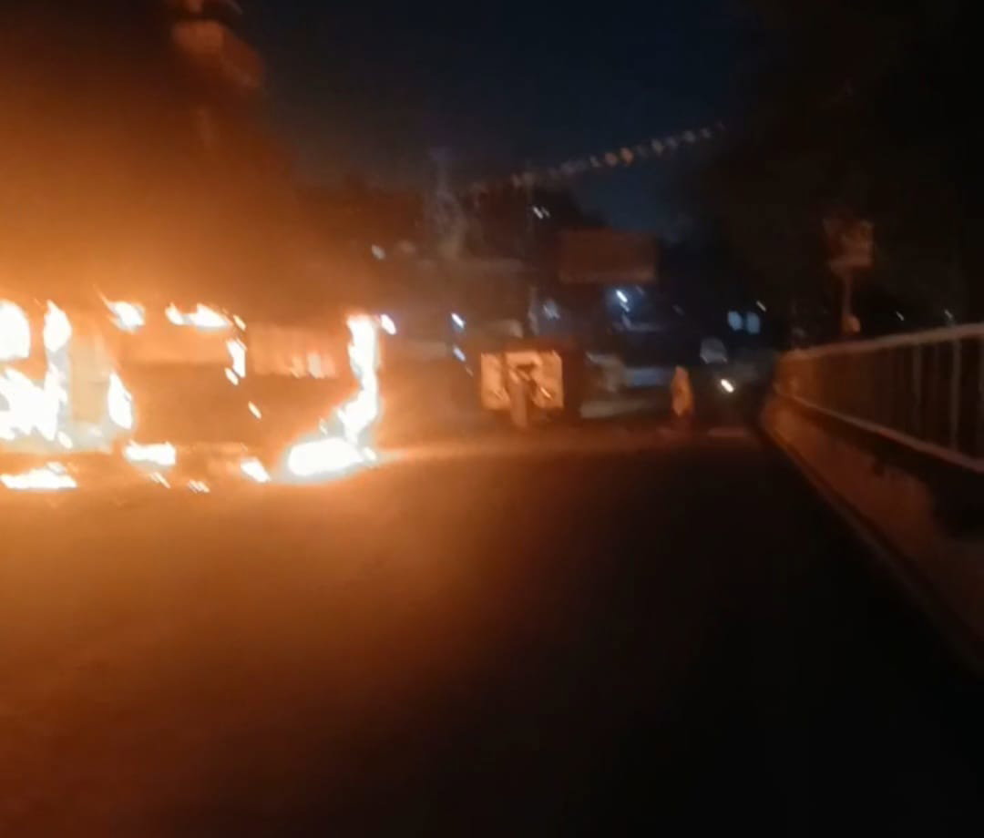 Jamshedpur News :  संकोसाई में देर रात दो बसों में लगी आग,  दोनों वाहन जलकर राख