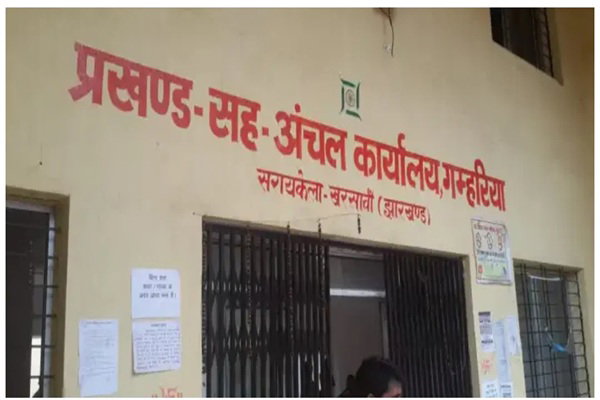 Saraikela News : गम्हरिया ब्लॉक परिसर में युवकों का शराब पार्टी, मना करने पर CO से धक्का-मुक्की