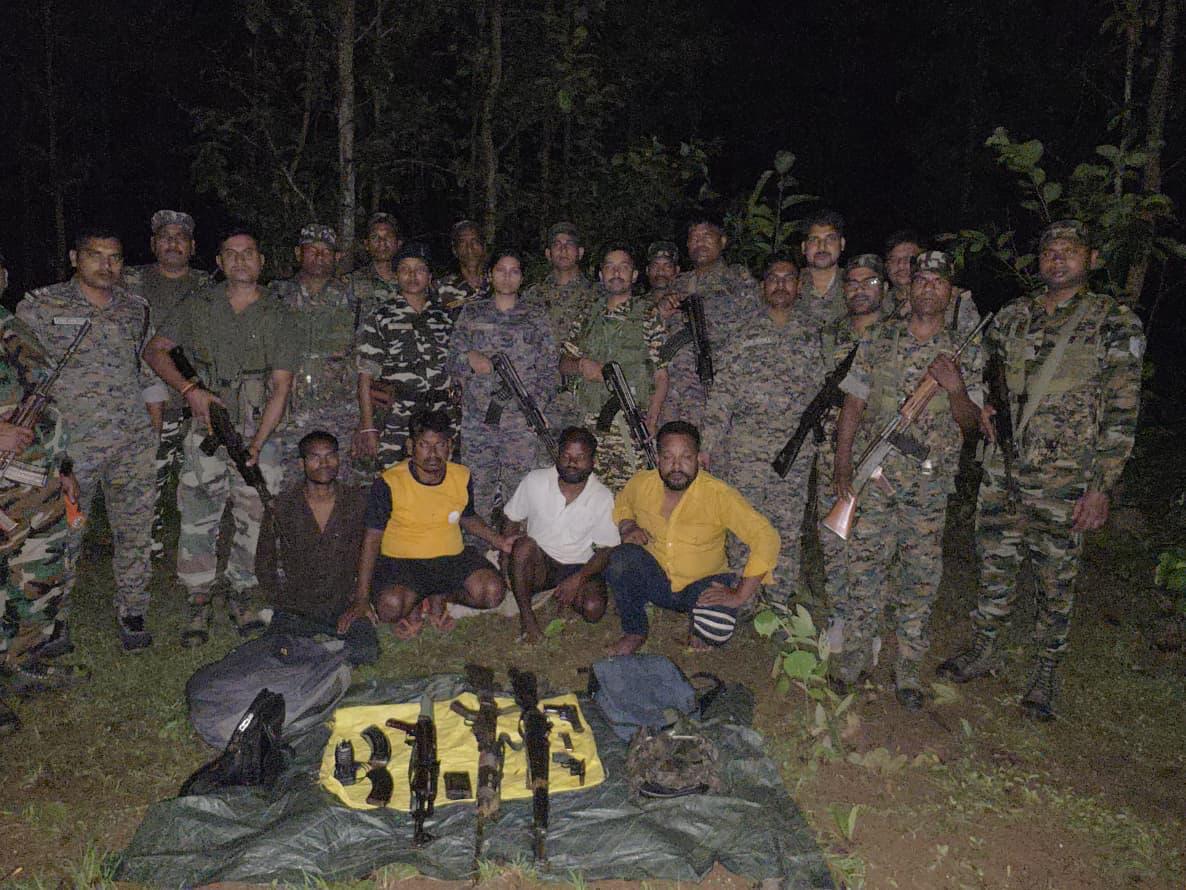 Gumla News : JJMP का सब-जोनल कमांडर 5 लाख का इनामी रामदेव लोहरा समेत चार गिरफ्तार, AK-56 व SLR बरामद