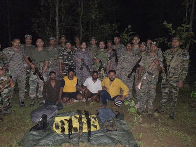 Gumla News :  JJMP का सब-जोनल कमांडर 5 लाख का इनामी रामदेव लोहरा समेत चार गिरफ्तार, AK-56 व SLR बरामद