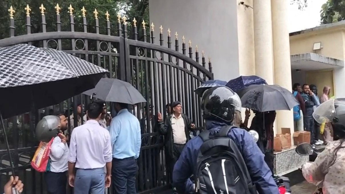 JSSC-CGL परीक्षा रद्द करने के फैसले के खिलाफ प्रोजेक्ट भवन के बाहर चयनित अभ्यर्थियों का प्रदर्शन