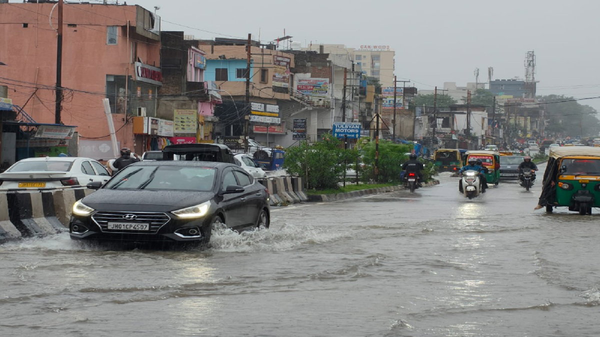 Ranchi News : मूसलाधार बारिश ने निगम की मॉनसून तैयारियों की खोली पोल, पंडरा रोड पर घुटनों तक पानी जमा
