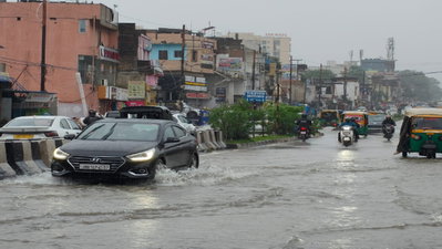 Ranchi News :  मूसलाधार बारिश ने निगम की मॉनसून तैयारियों की खोली पोल, पंडरा रोड पर घुटनों तक पानी जमा
