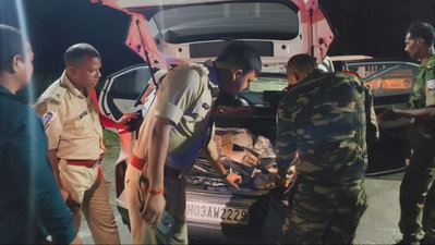 Palamu News : देर रात चला एंटी क्राइम चेकिंग, 90 वाहनों की जांच, कार से हटाई ब्लैक फिल्म