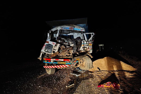 गोइलकेरा :  अवैध बालू लदे दो हाइवा की जोरदार टक्कर, चालक गंभीर