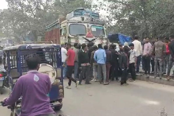 गिरिडीह : ट्रक ने कार में मारी जोरदार टक्कर, बाल-बाल बचे शिक्षक, ट्रक चालक फरार