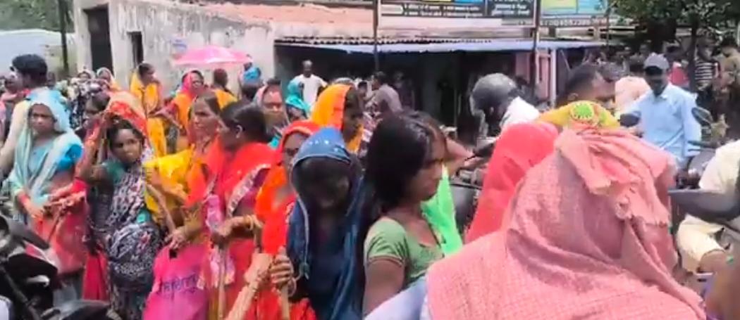 Dhanbad News :  अवैध कोयला खनन के खिलाफ फूटा ग्रामीणों का गुस्सा, सड़क जाम की
