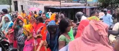 Dhanbad News :  अवैध कोयला खनन के खिलाफ फूटा ग्रामीणों का गुस्सा, सड़क जाम की
