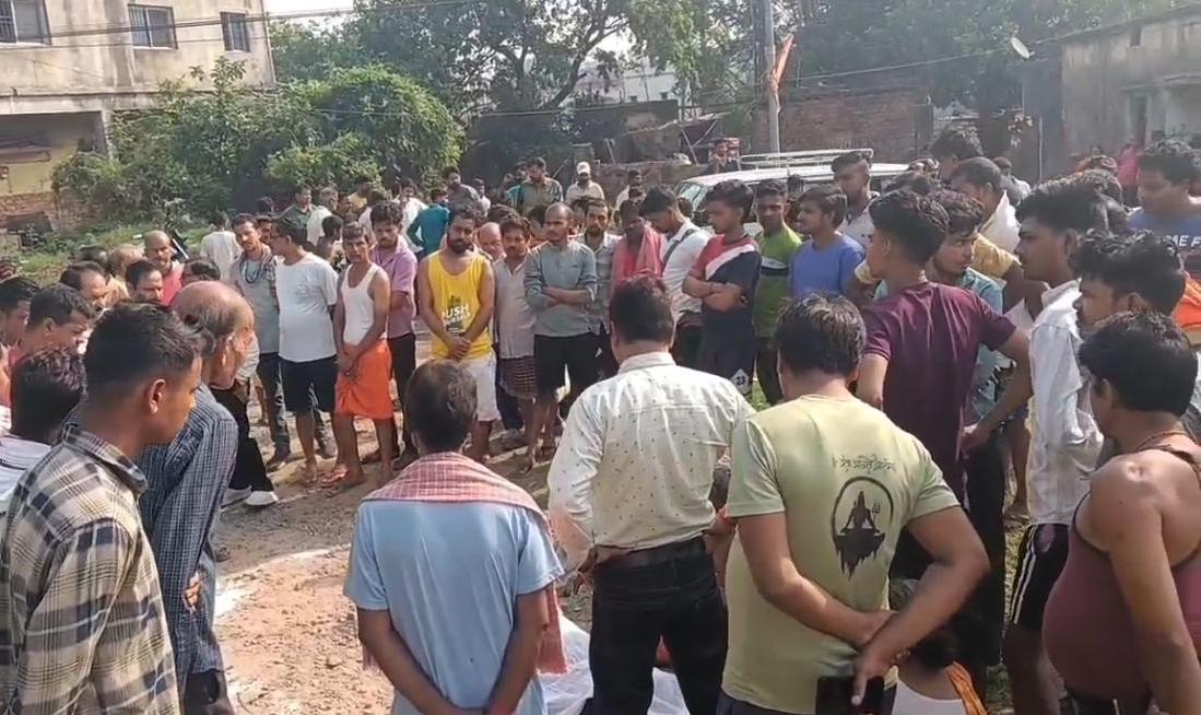 Dhanbad News : चीरागोड़ा मैदान से दुकानदार का शव बरामद, परिजनों ने हत्या की आशंका जताई