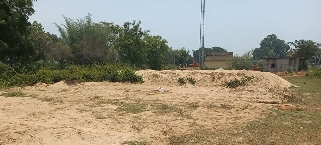Saraikela News :  ईचागढ़ में पुलिस की निगरानी से 5 हजार CFT बालू गायब, माफिया से मिलीभगत के आरोप