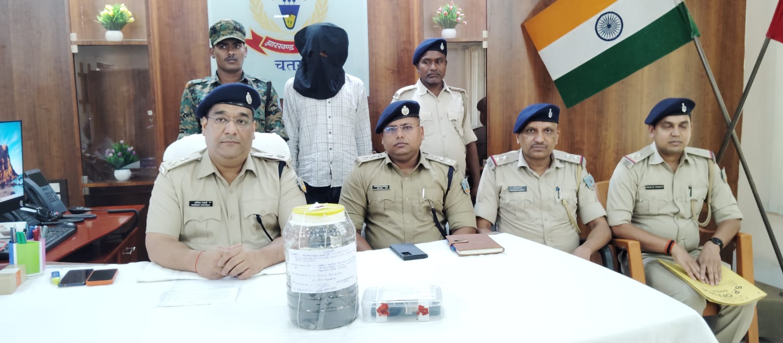 Chatra News : 17 लाख के अफीम के साथ अंतरराज्यीय तस्कर गिरोह का गुर्गा गिरफ्तार