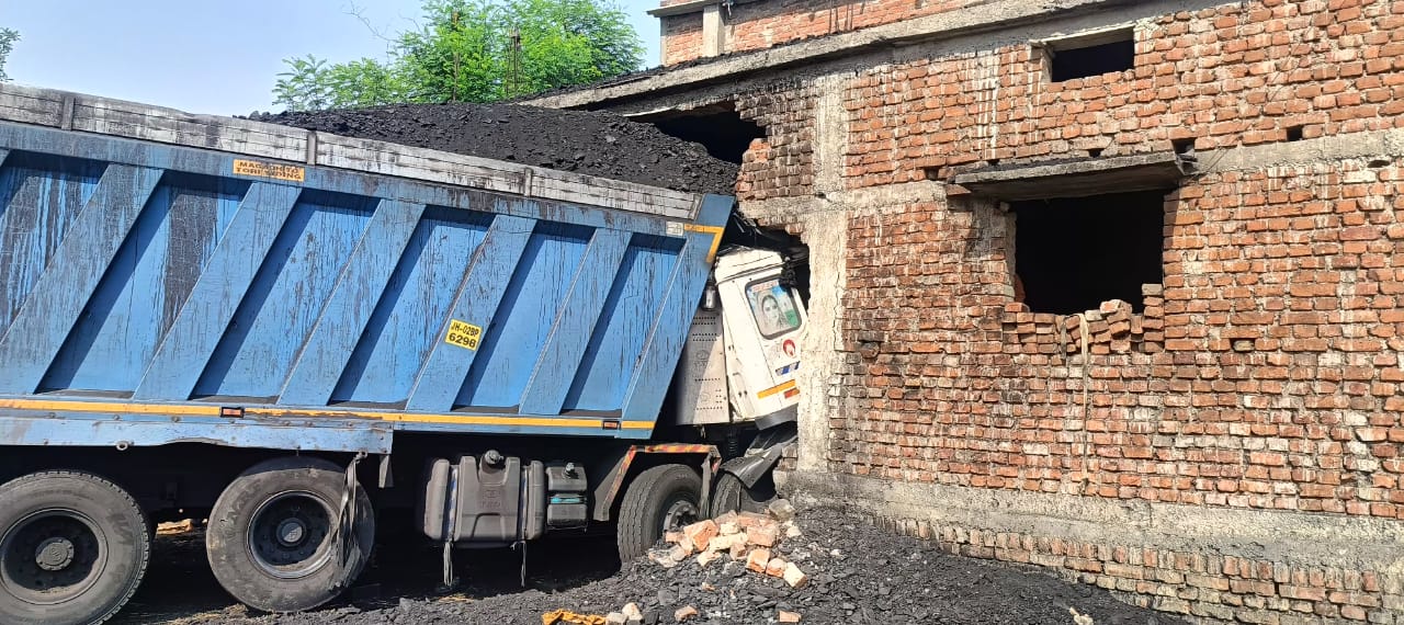 Palamu News : कोयला लदा हाइवा अनियंत्रित होकर घर में घुसा, बाल-बाल बचा परिवार