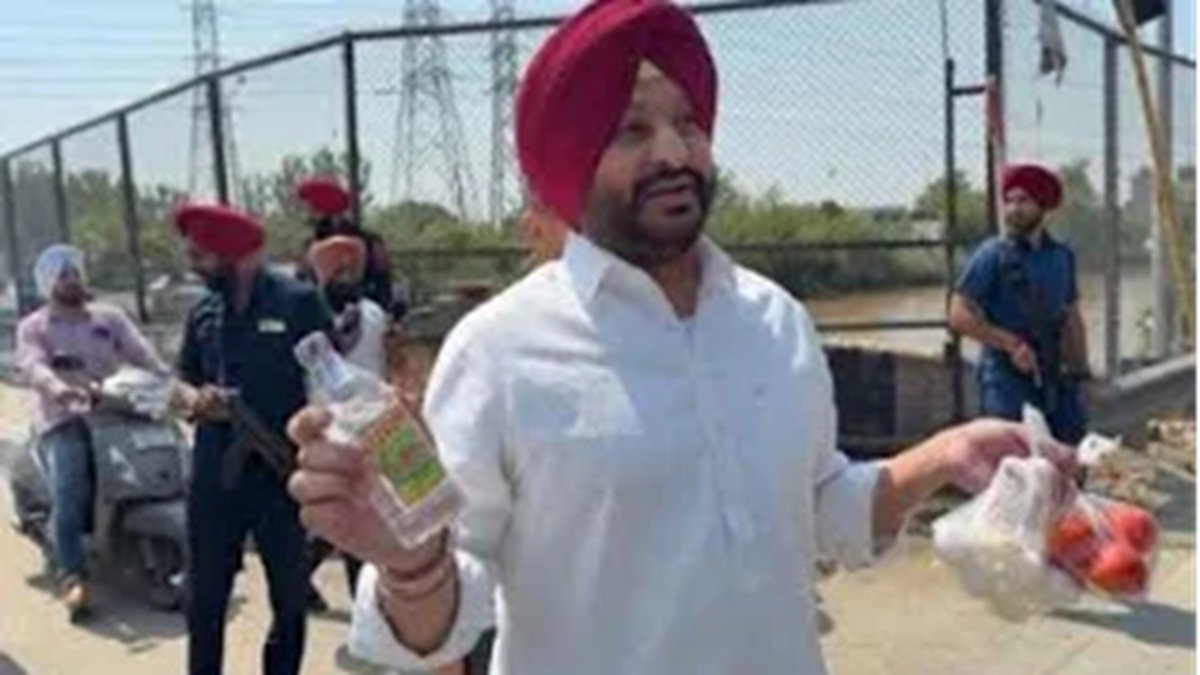 पंजाब : CM के काफिले पर टमाटर फेंकने की कोशिश, पुलिस ने BJP नेता रवनीत बिट्टू को हिरासत में लिया