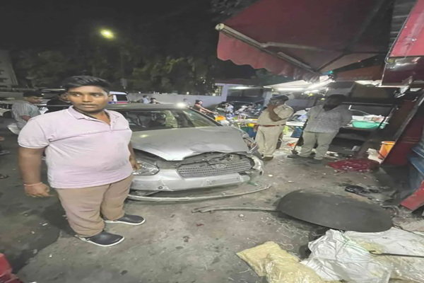 Jamshedpur News :  बिष्टुपुर में अनियंत्रित कार दुकान में घुसी, नशे में गाड़ी चलाने का आरोप