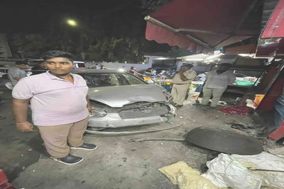 Jamshedpur News :  बिष्टुपुर में अनियंत्रित कार दुकान में घुसी, नशे में गाड़ी चलाने का आरोप