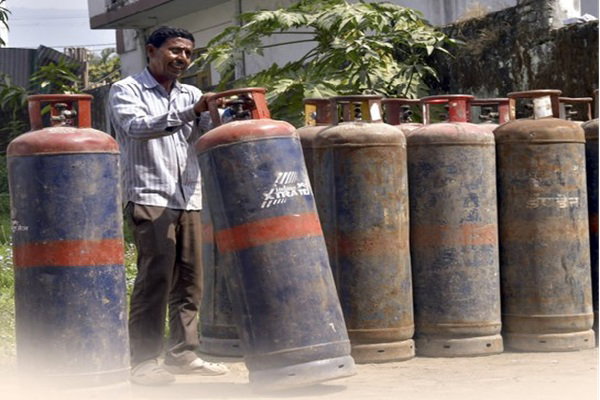 National News : कमर्शियल गैस सिलेंडर हुआ सस्ता, 183.50 रुपये घटे दाम