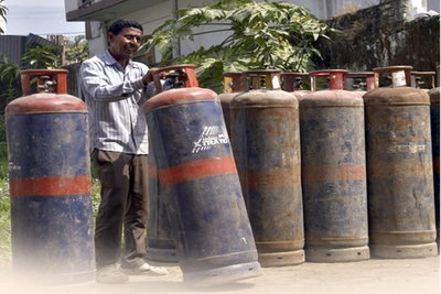 National News :   कमर्शियल गैस सिलेंडर हुआ सस्ता, 183.50 रुपये घटे दाम