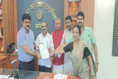 Latehar :  प्रतियोगी परीक्षाओं में धांधली के खिलाफ BJP का प्रदर्शन, डीसी को ज्ञापन सौंपा