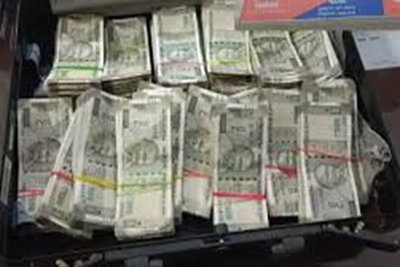 पटना :  जेपी सेतु पर चेकिंग के दौरान कार से 18 लाख कैश बरामद, दो युवक हिरासत में