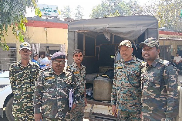 धनबाद :  उत्पाद विभाग की कार्रवाई, अवैध चुलाई भट्टियां ध्वस्त, 1000 किलो जावा महुआ नष्ट