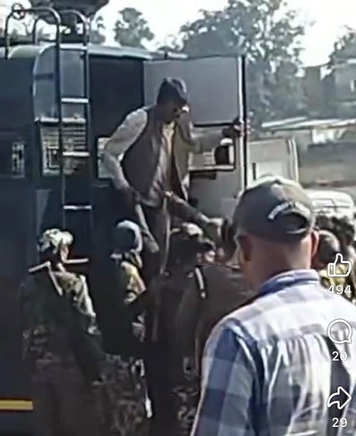 हजारीबाग :  पूर्व मंत्री योगेंद्र प्रसाद व निर्मला देवी को पुलिस ने देर रात छोड़ा