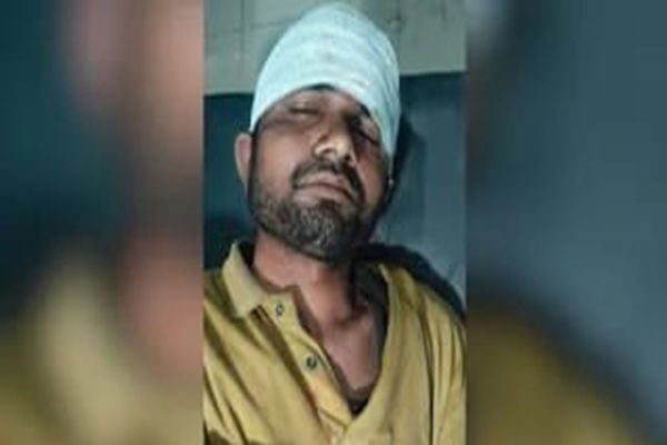 धनबाद :  बच्चा चोर समझ युवक की बेरहमी से पिटाई, पुलिस ने बचाकर अस्पताल पहुंचाया