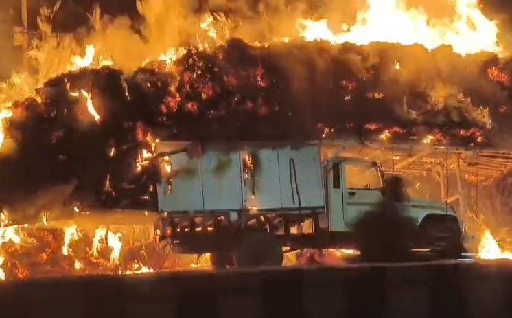 धनबाद : पराली लदी चलती गाड़ी में लगी भीषण आग, ड्राइवर-खलासी ने कूदकर बचाई जान
