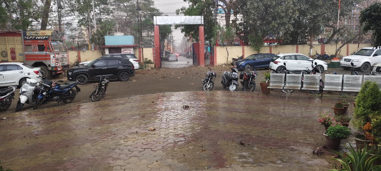 पलामू में मौसम ने ली करवट, तेज आंधी के साथ बारिश शुरू