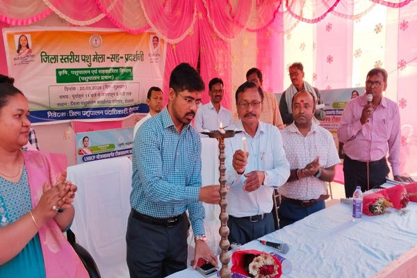 देवघर: जिला स्तरीय पशु मेला प्रदर्शनी, DC ने नियमित टीकाकरण का बताया महत्व