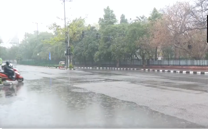 देशभर में बदला मौसम : दिल्ली-NCR सहित कई राज्यों में बारिश, पहाड़ी इलाकों में हो रही बर्फबारी