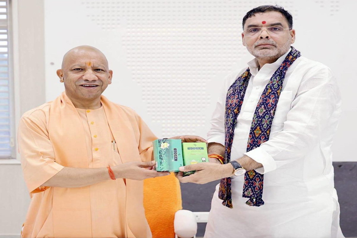 CM योगी से मिले WFI के राष्ट्रीय अध्यक्ष संजय सिंह, जशपुर के सोगड़ा आश्रम की `ग्रीन टी` भेंट की