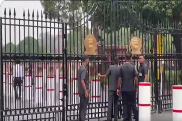 संसद मार्च कर रहे CJP प्रदर्शनकारी विजय चौक पहुंचे, झड़प के बाद पुलिस ने आंसू गैस के गोले छोड़े