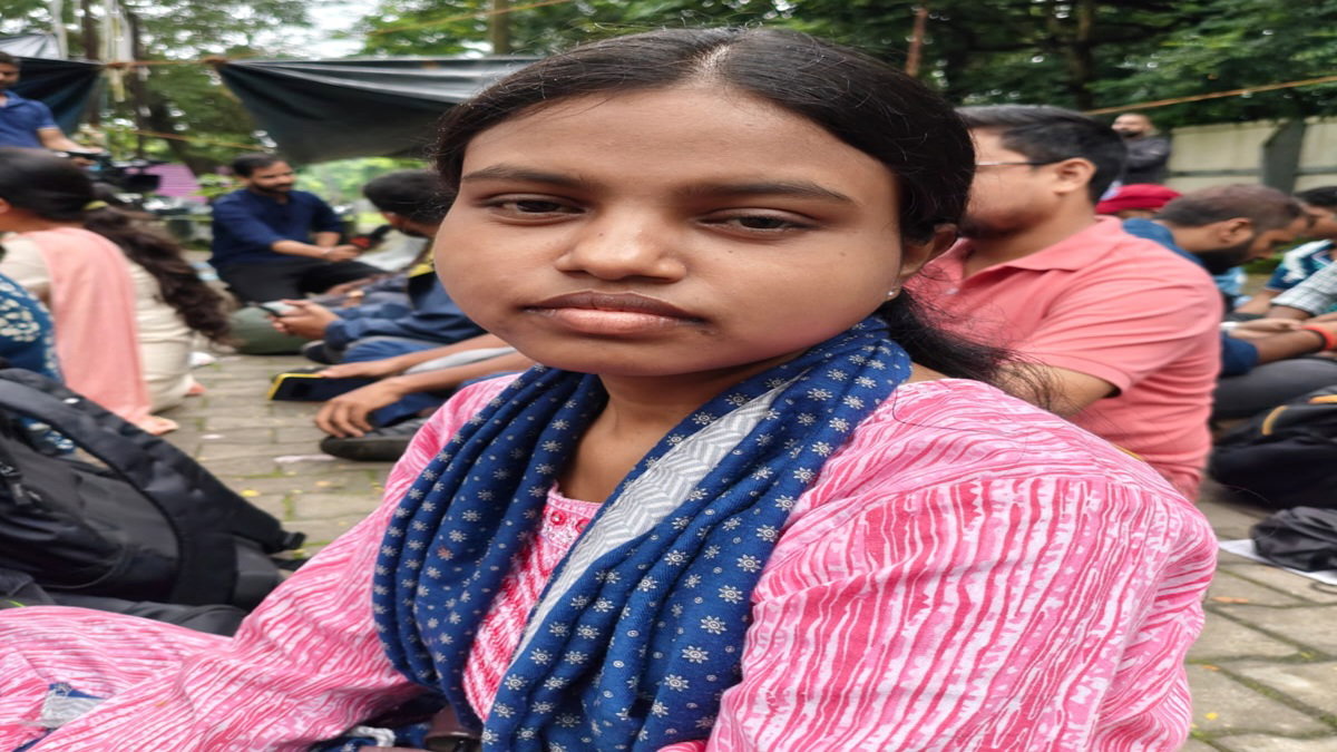 मेरी क्या गलती 14 :  पिता गुजरे, पेंशन से चलता घर, सरिता की नौकरी से परिवार की जगी थी आस