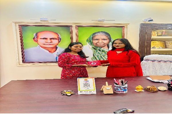 पूरनचंद फाउंडेशन की श्रुति साहू ने नेहा श्री को किया सम्मानित