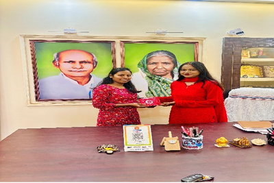 पूरनचंद फाउंडेशन की श्रुति साहू ने नेहा श्री को किया सम्मानित