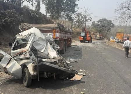 गुजरात : कार और ट्रक की भीषण टक्कर, एक ही परिवार के सात लोगों की मौत