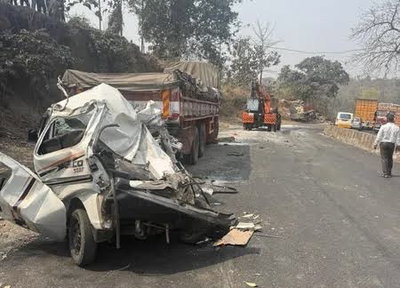 गुजरात : कार और ट्रक की भीषण टक्कर, एक ही परिवार के सात लोगों की मौत