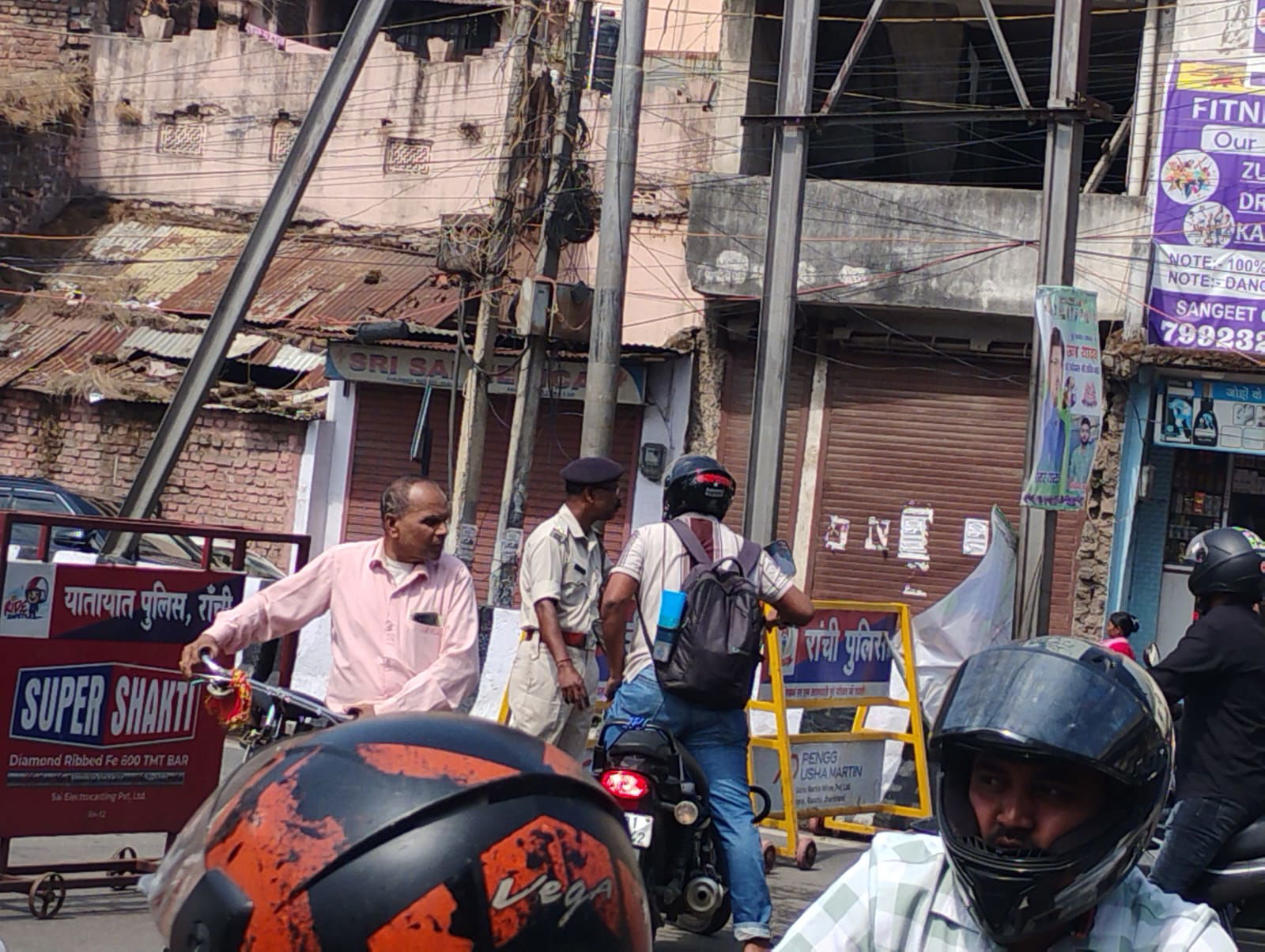 रांची : ईद-सरहुल पर ट्रैफिक रूट बदलाव से लोग परेशान, ट्रैफिक पुलिस की कड़ी निगरानी