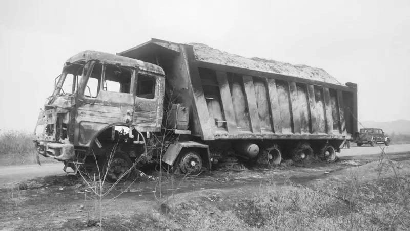 बोकारो :  चंद्रपुरा में उपद्रवियों का तांडव, ट्रांसपोर्टिंग में लगी हाईवा में आगजनी, चालक को पीटा