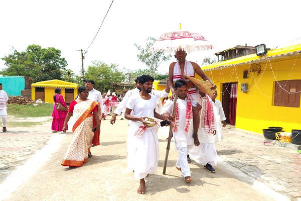 चारों ओर सरहुल की गूंज, मुख्य पाहन ने इस वर्ष अच्छे बारिश होने की भविष्यवाणी की