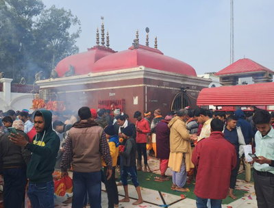 बिहार: गोपालगंज के थावे मंदिर परिसर में श्रद्धालुओं पर हमला, प्रसाद को लेकर मारपीट