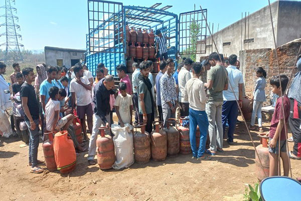 लातेहार :  भारत गैस गोदाम में उपभोक्‍ताओं की लंबी कतार, कर्मी बोले-गैस की कमी नहीं