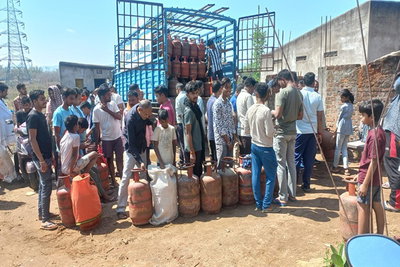 लातेहार :  भारत गैस गोदाम में उपभोक्‍ताओं की लंबी कतार, कर्मी बोले-गैस की कमी नहीं