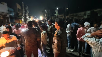 गिरिडीह :  ईद की खरीदारी करने जा रही महिला की बस की चपेट में आकर मौत, बेटा घायल