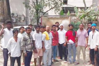 Dhanbad News :   मटकुरिया चेकपोस्ट पर मवेशी लदा वाहन पकड़ा गया, एक भागा, चालक हिरासत में